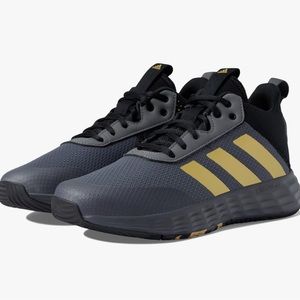 Boys basketball shoe. Size 7 - were my 11-year old's for short season.